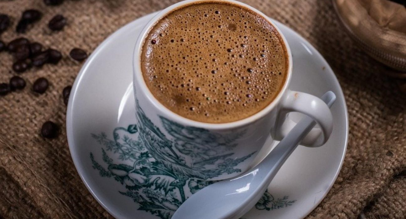 De ce sa nu iti reincalzesti cafeaua riscuri pentru sanatate
