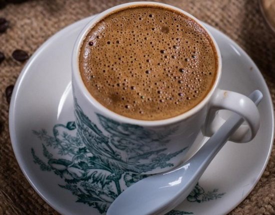 De ce sa nu iti reincalzesti cafeaua riscuri pentru sanatate