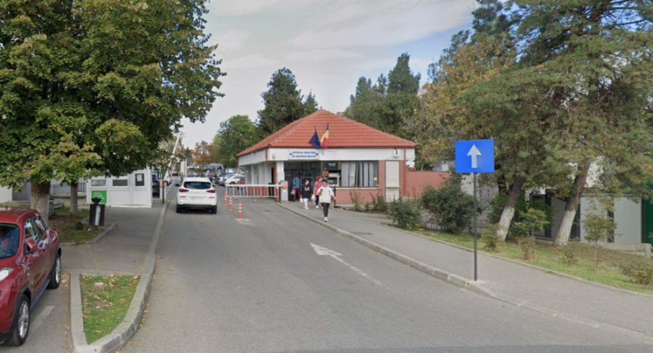 Piciorul unui pacient imobilizat pus intr un sac menajer Spitalul din Valcea in mijlocul unui scandal
