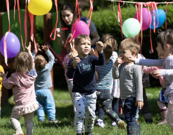 Bunicii platiti sa aiba grija de nepoti in Croatia