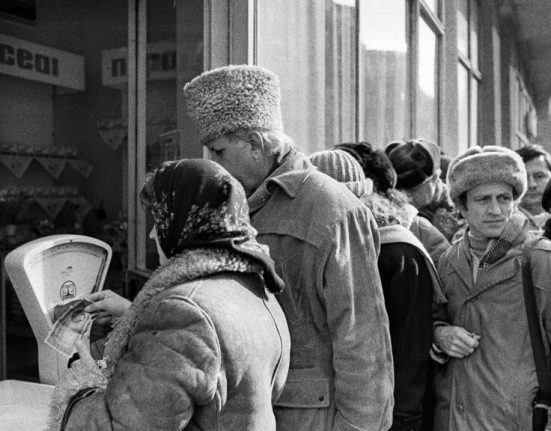 Daniel Sandru IICCMER In 1989 milioane traiam in foame si frica
