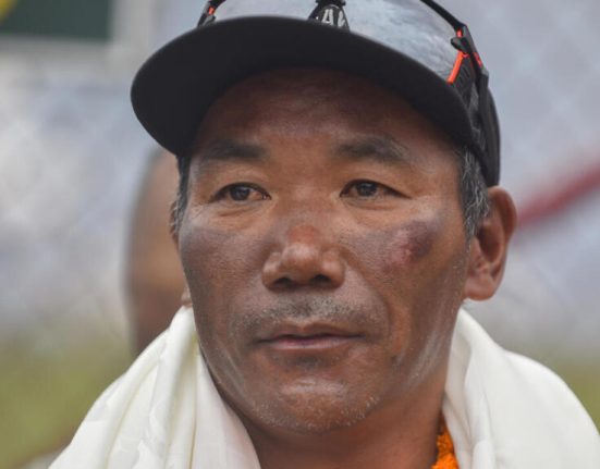 Nepalezul Sherpa escaladeaza Everestul pentru a 31 a oara