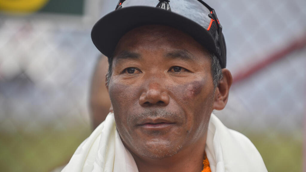 Nepalezul Sherpa escaladeaza Everestul pentru a 31 a oara