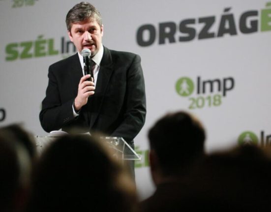 Parlamentari maghiari din opozitie suspendati si penalizati financiar
