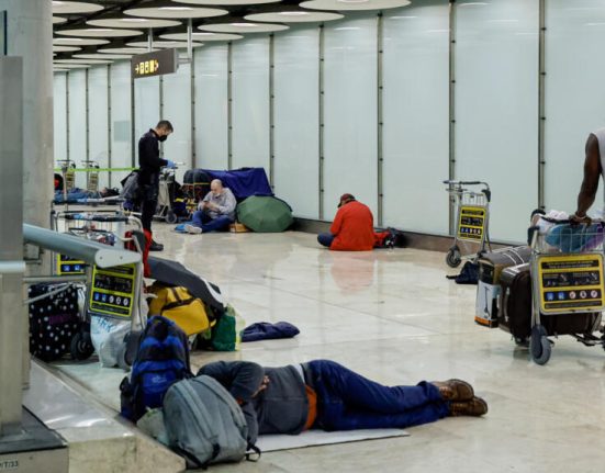 Persoanele fara adaspost cauta adaspost in aeroportul Madrid