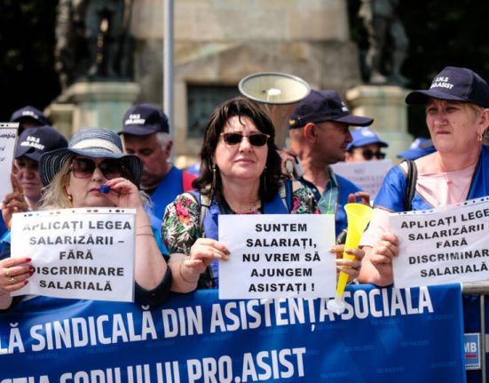 Sute de sindicalisti Cartel Alfa protesteaza la Cotroceni