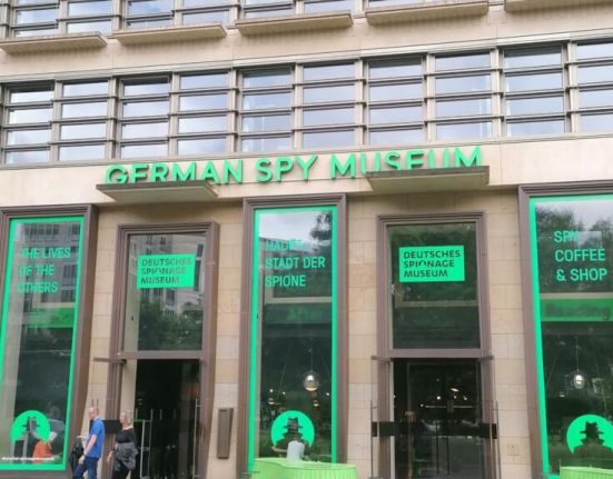sutien cu camera secreta umbrela otravitoare si pipa pistol muzeul spionului experienta unica