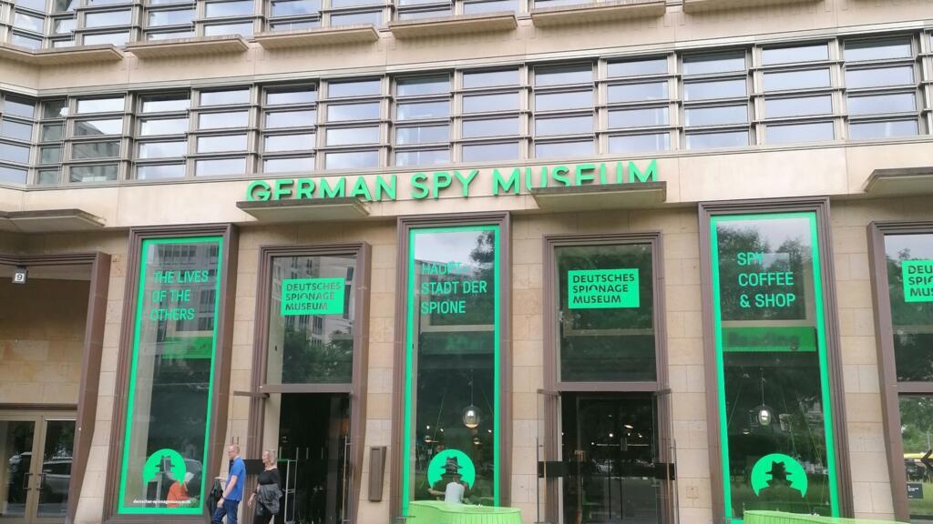 sutien cu camera secreta umbrela otravitoare si pipa pistol muzeul spionului experienta unica