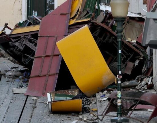 MAE Nu sunt romani printre victimele accidentului din Lisabona